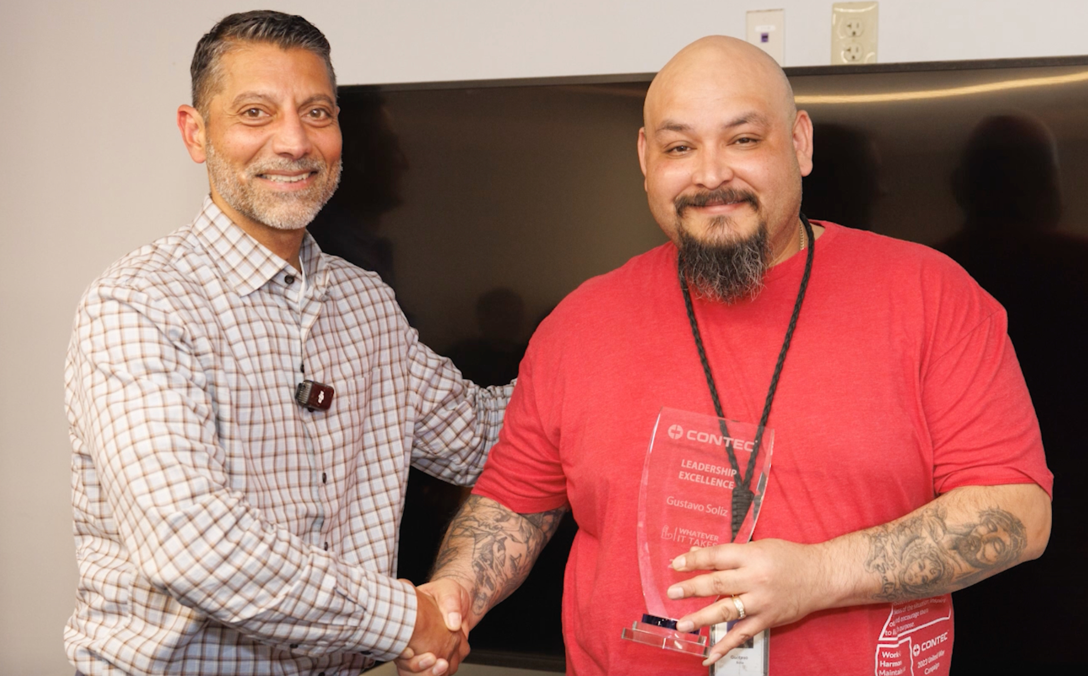 Gustavo Receiving Award